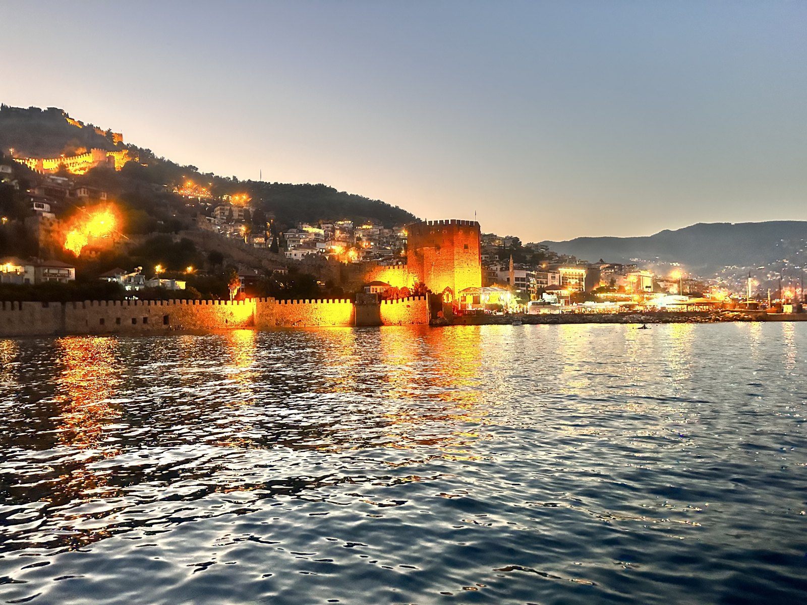 Alanya an der Mittelmeerküste, dahinter das Taurusgebirge